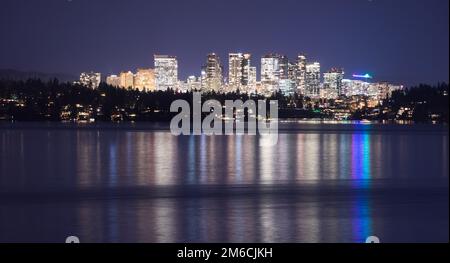 Light Reflection Water Bellevue Washington Downtown City Skyline Foto Stock