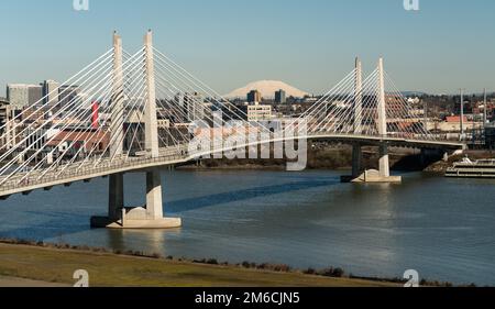 La gente si sposta attraverso Portland Bridge Willamette River Mount St Helens Foto Stock