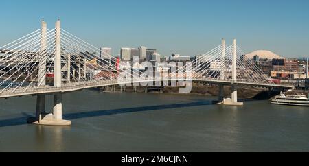 La gente si sposta attraverso Portland Bridge Willamette River Mount St Helens Foto Stock