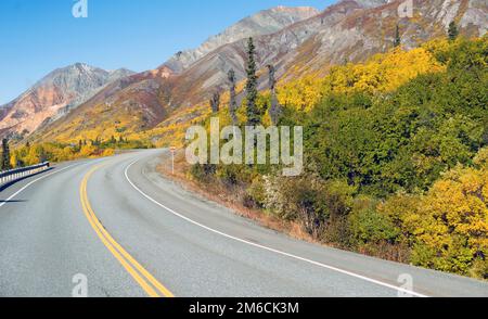L'indicatore di segnaletica stradale indica che la foto è stata tirata in avanti in Alaska Foto Stock