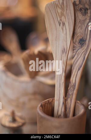 Pale in legno per la cucina. Merci alla fiera della città Foto Stock