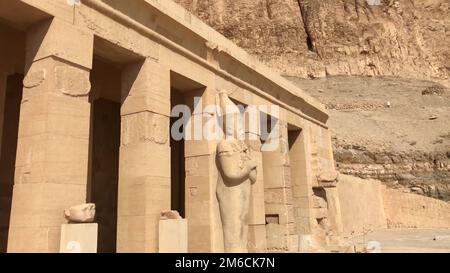 Gli edifici e le colonne di antichi Egiziani megaliti. Le antiche rovine di edifici egiziano. Foto Stock