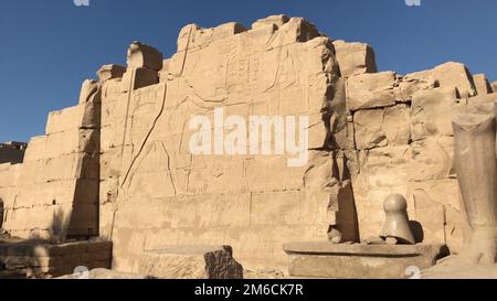 Gli edifici e le colonne di antichi Egiziani megaliti. Le antiche rovine di edifici egiziano. Foto Stock