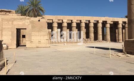 Gli edifici e le colonne di antichi Egiziani megaliti. Le antiche rovine di edifici egiziano. Foto Stock