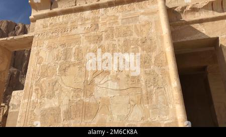 Gli edifici e le colonne di antichi Egiziani megaliti. Le antiche rovine di edifici egiziano. Foto Stock