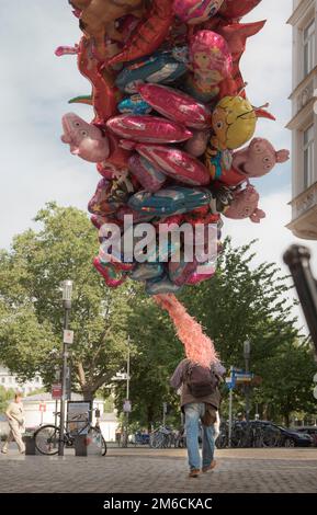 Aquisgrana. Colonia - Germania 24-08-2021. Vendita di mongolfiera su una strada cittadina in Germania di passaggio Foto Stock