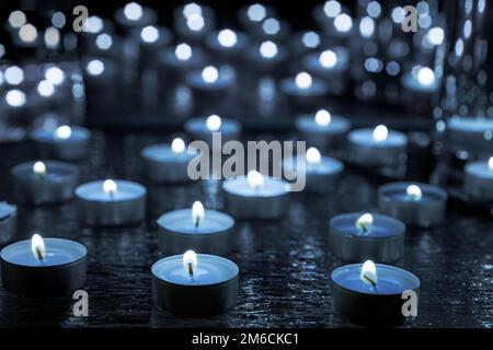 Candele di sbavatura su vetro decorativo. Foto Stock