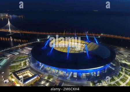 Zenith Stadium Arena di notte. Illuminato da multi-luci colorate dello stadio di notte. Foto Stock