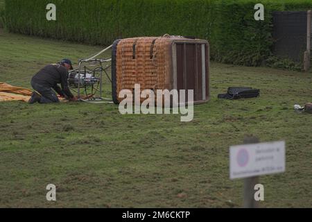 Hasselt, Limburgo - Belgio 01-09-2021. Atterraggio di emergenza in mongolfiera in una zona residenziale Foto Stock