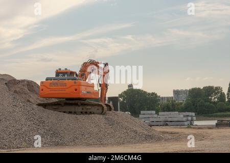 Anversa. Regione fiamminga. Belgio 15-08-2021. Escavatore su ghiaia vicino al lungofiume nel cielo blu Foto Stock