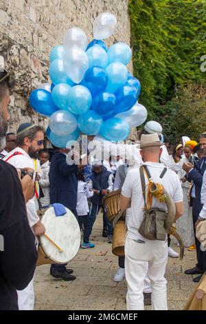 10 novembre 2022 il Photograpper ufficiale e musicisti a un Bar Mitzvah celebrazione vicino alla porta Jaffa come la festa si fa la sua strada per il Muro Occidentale e. Foto Stock