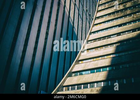 Basso angolo di vista in dettaglio di corporate arrotondati edificio in calcestruzzo Foto Stock