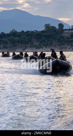 STATI UNITI I Beretti Verdi dell'esercito assegnati a 10th Gruppo delle forze speciali (Airborne) conducono le immersioni di combattimento con le forze operative speciali greche (SOF) durante l'esercitazione Trojan Footprint a Nea Peramos, Grecia 6 maggio 2022. La formazione è stata parte di Trojan Footprint 22, il principale esercizio SOF in Europa che si concentra sul miglioramento della capacità della SOF di contrastare una miriade di minacce, aumenta l'integrazione con le forze convenzionali e migliora l'interoperabilità con gli alleati della NATO e i partner europei. (USA Foto dell'esercito di Sgt. Claudia Seal) Foto Stock