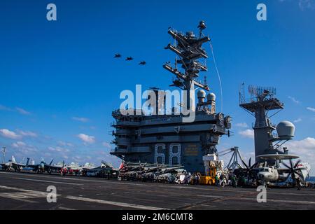 230102-N-MH015-1257 MARE DELLE FILIPPINE (2 GENNAIO 2023) STATI UNITI Gli aerei della Marina volano in formazione sopra la portaerei USS Nimitz (CVN 68). Nimitz è presente in 7th Fleet che conduce operazioni di routine. 7th Fleet è la flotta statunitense La flotta numerata più grande della Marina e interagisce e opera regolarmente con 35 nazioni marittime per preservare una regione indopacifica libera e aperta. (STATI UNITI Foto Navy di Mass Communication Specialist 3rd Classe Joseph Calabrese) Foto Stock