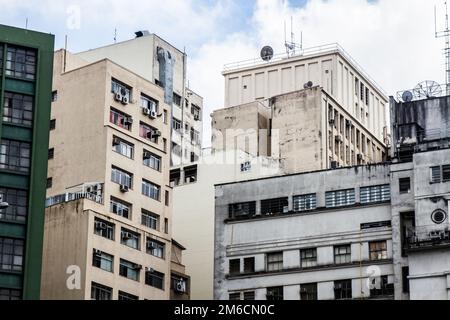 Basso angolo vista della vecchia residenziale edifici di cemento Foto Stock