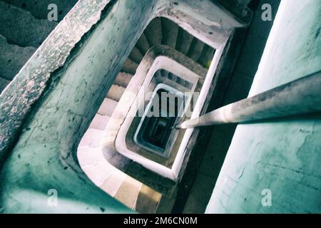 Scary scale di calcestruzzo in un edificio in rovina. Foto Stock