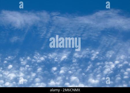 Ventresche e puffy Cirrocumulus nuvole contro il cielo blu. Orientamento orizzontale. Foto Stock