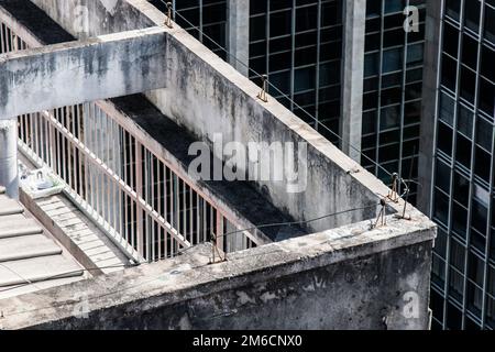 Particolare della terrazza sul tetto di un vecchio edificio di età Foto Stock