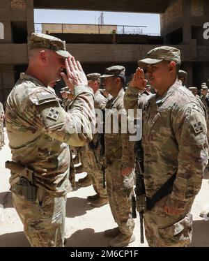 Il col. Gregory Polk, comandante della Task Force Pioneer, saluta gli Stati Uniti Soldato durante una cerimonia di premiazione presso la base operativa di Unione III a Baghdad, Iraq, 22 aprile 2022. Come parte della tradizione dell'esercito, la Task Force Pioneer facilita le cerimonie di massa per presentare premi e riconoscere realizzazioni esemplari. Foto Stock