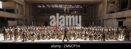 Gregory Polk, comandante della Task Force Pioneer, ha tenuto un discorso durante una cerimonia di premiazione presso la base operativa di Union III a Baghdad, in Iraq, il 22 aprile 2022. Come parte della tradizione dell'esercito, la Task Force Pioneer facilita le cerimonie di massa per presentare premi e riconoscere realizzazioni esemplari. Foto Stock