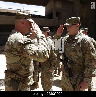 Il col. Gregory Polk, comandante della Task Force Pioneer, saluta gli Stati Uniti Soldato durante una cerimonia di premiazione presso la base operativa di Unione III a Baghdad, Iraq, 22 aprile 2022. Come parte della tradizione dell'esercito, la Task Force Pioneer facilita le cerimonie di massa per presentare premi e riconoscere realizzazioni esemplari. Foto Stock