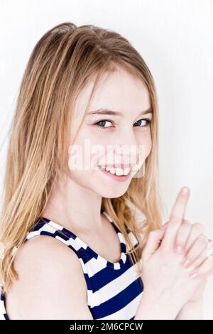 Ragazza carina con capelli lunghi biondi su bianco Foto Stock