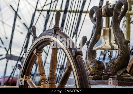 Nave Campana della ruota e la vecchia barca a vela, close-up Foto Stock