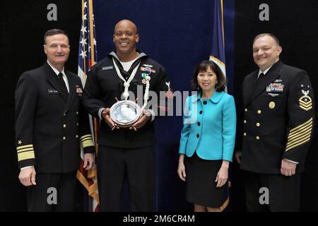 BM1 Cleston Williams del Naval Surface Warfare Center, Port Hueneme Division, uno dei cinque finalisti attivi per il Naval Sea Systems Command (NAVSEA) Enterprise Sailor of the Year, riceve una medaglia di lode della Marina firmata e presentata da (a sinistra) Vice ADM. William Galinis, comandante, NAVSEA, A chi hanno partecipato il direttore esecutivo di NAVSEA, Giao Phan, e il comandante capo di NAVSEA, Justin Gray. Williams si è recata nella capitale della nazione il 19 aprile per un incontro di accoglienza, interviste aggiuntive e tour di punti di interesse legati alla Marina militare. Durante la cerimonia DELLA SOIA del 22 aprile, Galinis, Phan and Foto Stock