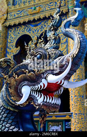 Particolare del drago in Wat Rong Suea Ten, Tempio della Tigre danzante, nel tempio buddista blu -Chiang Rai-Thailandia Foto Stock