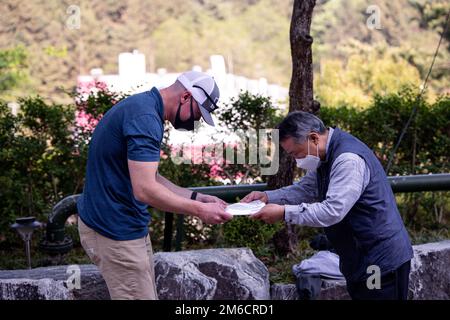 STATI UNITI Geisler, comandante della Marine Wing Headquarters Squadron 1, 1st Marine Aircraft Wing (MAW) accetta un certificato di apprezzamento da parte di Jung min Park, direttore della Sunrin Aeyukwon Children’s Home, per gli sforzi volontari a Pohang, Repubblica di Corea, 27 aprile 2022. STATI UNITI Marines e Sunrin Aeyukwon Children’s home hanno mantenuto una forte relazione dalla creazione della struttura nel 1952 con l’aiuto di 1st MAW e della Naval Construction Maintenance Unit (CBMU) 101. Foto Stock