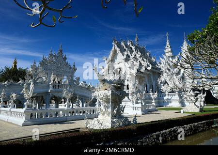 Vista del tempio bianco-Wat Ron Khun- vicino a Chiang Rai in Thailandia Foto Stock