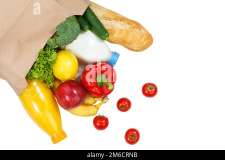Shopping generi alimentari frutta e verdura da sopra sacchetto di carta esentato isolato Foto Stock