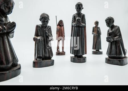 Tre figure Magici Re in legno scuro isolato su bianco. Foto Stock