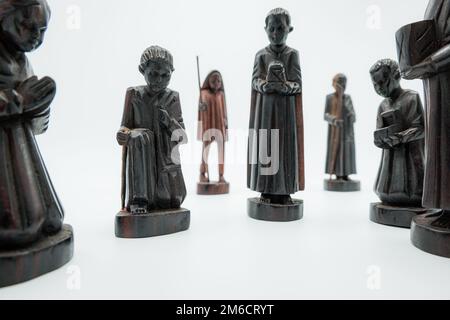 Tre figure bibliche Magi in legno scuro isolate su bianco. Foto Stock