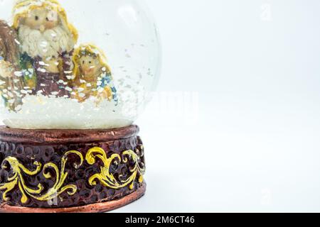 Globo di neve di scena di presepe cristiano su bianco. Foto Stock