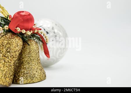 Golden albero di natale campane decorazioni con palla bianca. Foto Stock