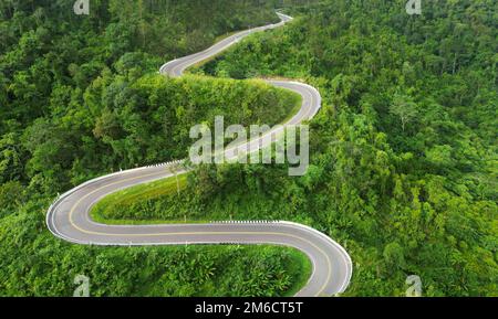 veduta aerea di una strada curva in montagna Foto Stock