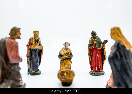 I tre re biblici magi e la Sacra famiglia sono isolati di bianco. Foto Stock