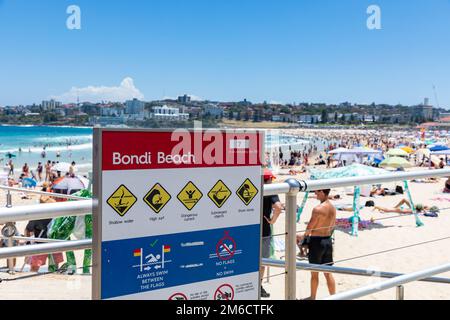 Bondi Beach segno sulla zona Promenade, spiaggia affollata nel gennaio 2023, Sydney, NSW, Australia Foto Stock