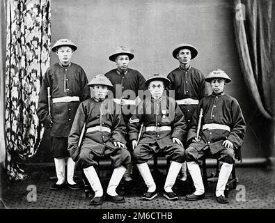 Lai Afong - Un gruppo della polizia nativa di Hong Kong - c1880 Foto Stock