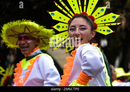 Bogota, Colombia. 03rd Jan, 2023. Artisti e artisti ballano durante la parata "canto a la Tierra", parte del tradizionale "Carnevale di Negros y Blancos" a pasto, Nariño, 3 gennaio 2023. Questo carnevale, riconosciuto dall'UNESCO, si svolge ogni gennaio nella città andina meridionale di Pasto. Il ''Carnaval de Negros y Blancos'' ha le sue origini in un mix di espressioni culturali amazzoniche, andine e del Pacifico attraverso arte, balli, musica e feste culturali. Credit: Long Visual Press/Alamy Live News Foto Stock