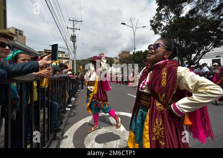 Bogota, Colombia. 03rd Jan, 2023. Artisti e artisti ballano durante la parata "canto a la Tierra", parte del tradizionale "Carnevale di Negros y Blancos" a pasto, Nariño, 3 gennaio 2023. Questo carnevale, riconosciuto dall'UNESCO, si svolge ogni gennaio nella città andina meridionale di Pasto. Il ''Carnaval de Negros y Blancos'' ha le sue origini in un mix di espressioni culturali amazzoniche, andine e del Pacifico attraverso arte, balli, musica e feste culturali. Credit: Long Visual Press/Alamy Live News Foto Stock
