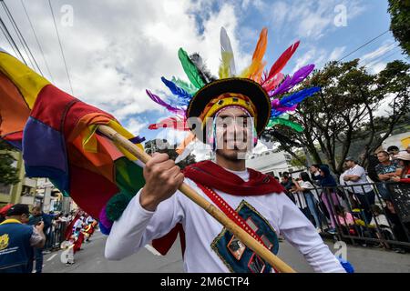 Bogota, Colombia. 03rd Jan, 2023. Artisti e artisti ballano durante la parata "canto a la Tierra", parte del tradizionale "Carnevale di Negros y Blancos" a pasto, Nariño, 3 gennaio 2023. Questo carnevale, riconosciuto dall'UNESCO, si svolge ogni gennaio nella città andina meridionale di Pasto. Il ''Carnaval de Negros y Blancos'' ha le sue origini in un mix di espressioni culturali amazzoniche, andine e del Pacifico attraverso arte, balli, musica e feste culturali. Credit: Long Visual Press/Alamy Live News Foto Stock