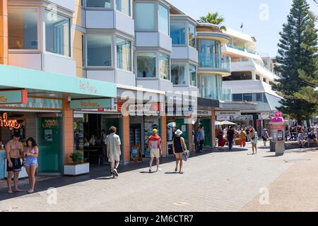 Campbell Parade Bondi Beach negozi e punti ristoro sotto gli appartamenti sulla strada principale di Bondi, Sydney, NSW, Australia Foto Stock