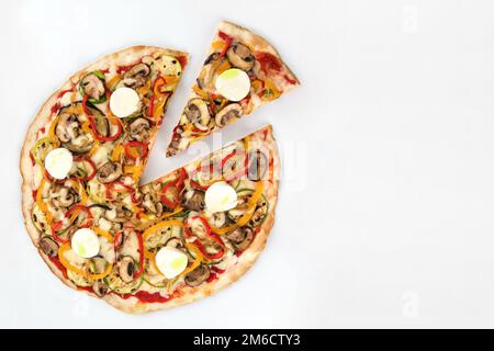 Pizza vegetariana con una fetta tagliata vista dall'alto Foto Stock