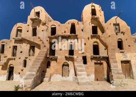 Granai (negozi di cereali) di un villaggio berbero fortificato, noto come ksar. Ksar Ouled Soltane, Tunisia Foto Stock