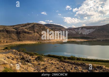 Lago nel cratere di un vulcano estinto. Lago di Acigol, Turchia Foto Stock