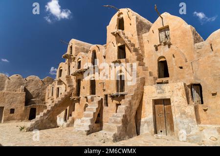 Granai (negozi di cereali) di un villaggio berbero fortificato, noto come ksar. Ksar Ouled Soltane, Tunisia Foto Stock