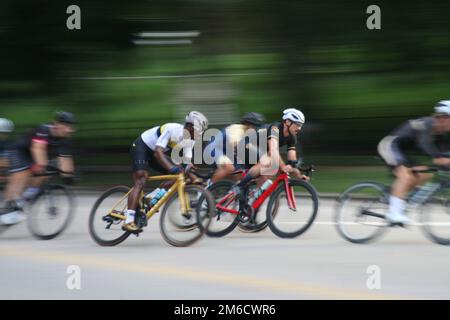 In bicicletta a St. Louis, Missouri, USA durante il Tour de Lafayette 2022. Coppa Gateway 2022 Foto Stock