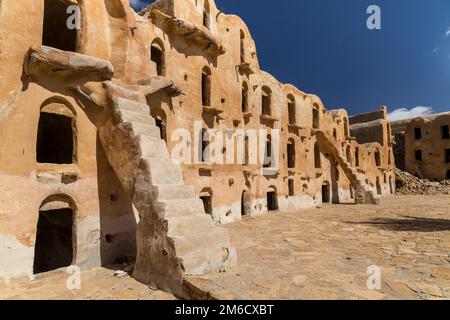 Granai (negozi di cereali) di un villaggio berbero fortificato, noto come ksar. Ksar Jliget, Tunisia Foto Stock